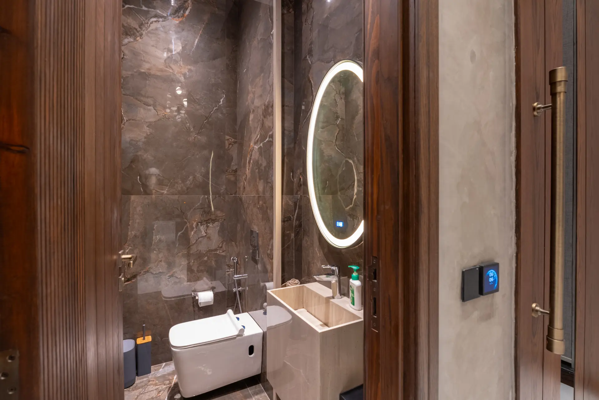 1191-L bathroom photograph 1