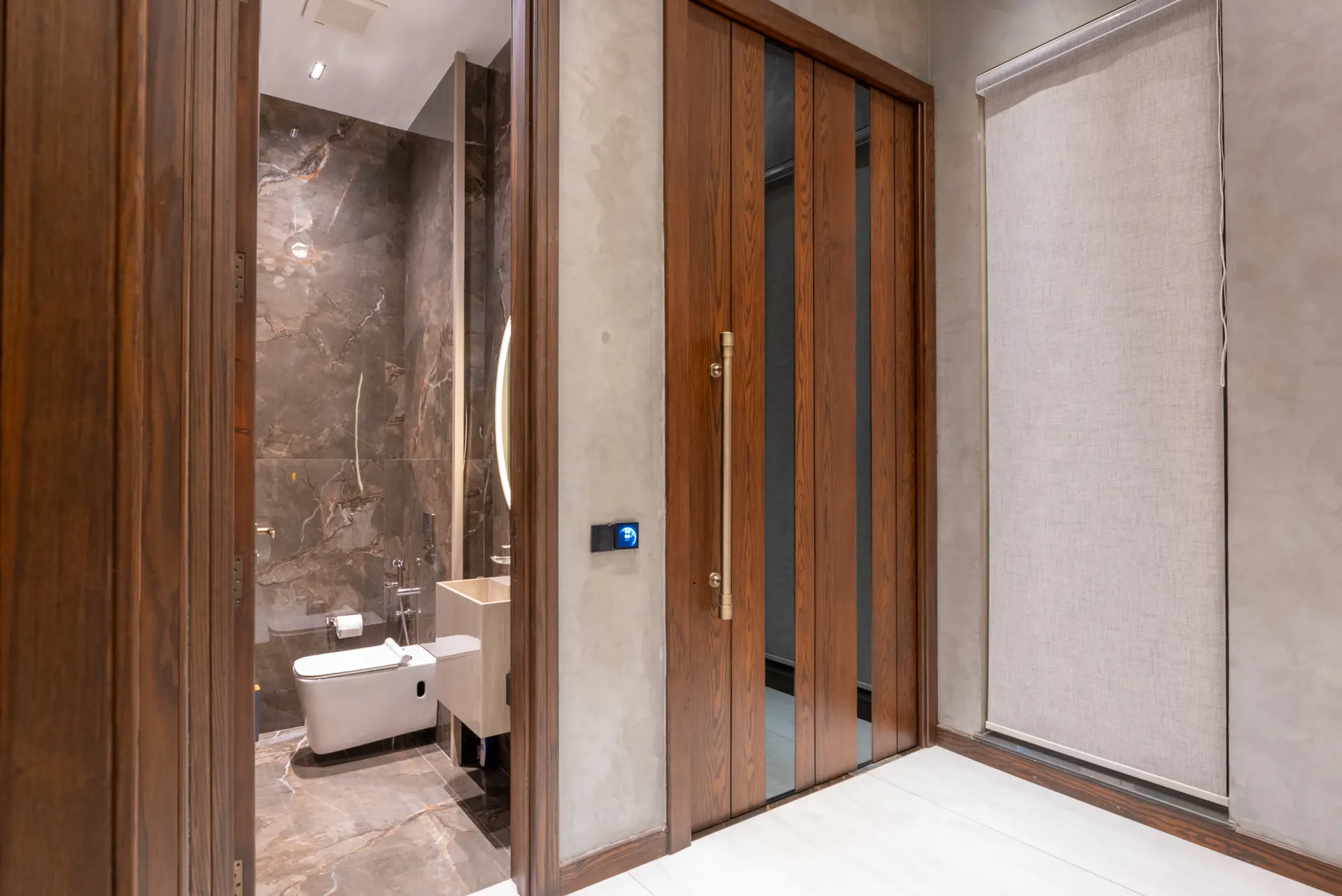 1191-L bathroom photograph 2