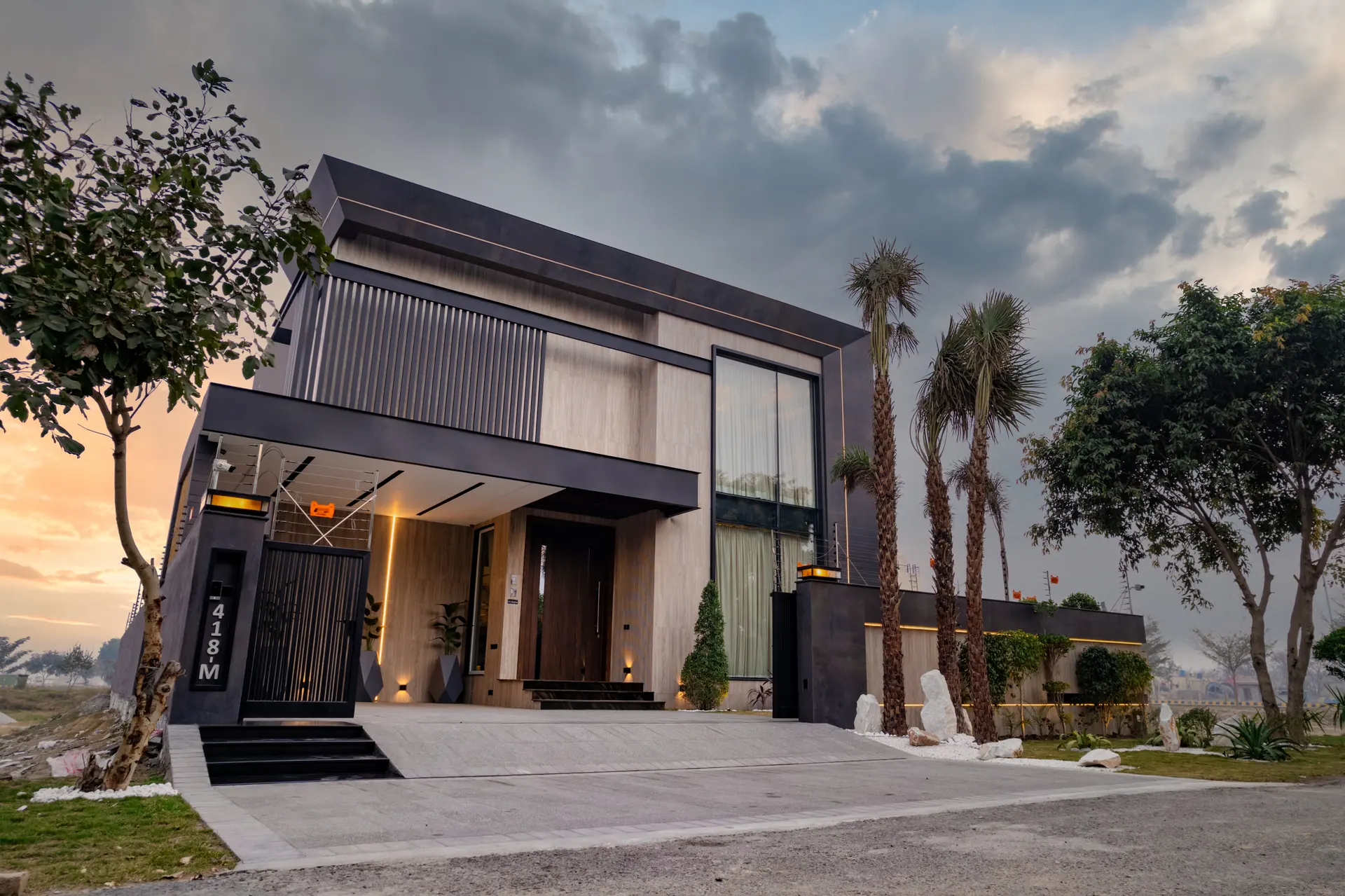 418-M exterior photograph 1