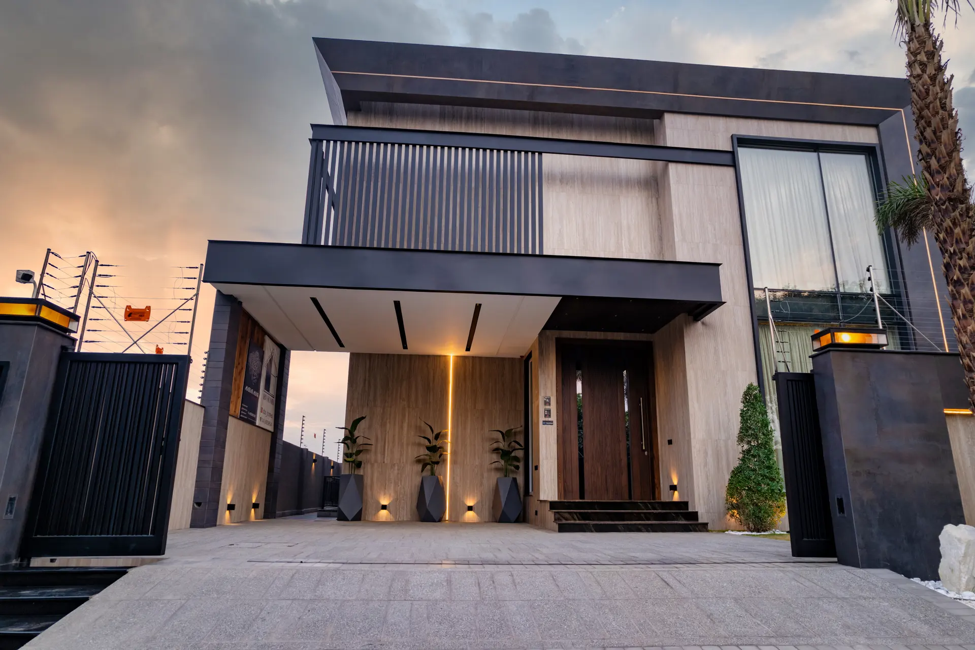 418-M exterior photograph 4
