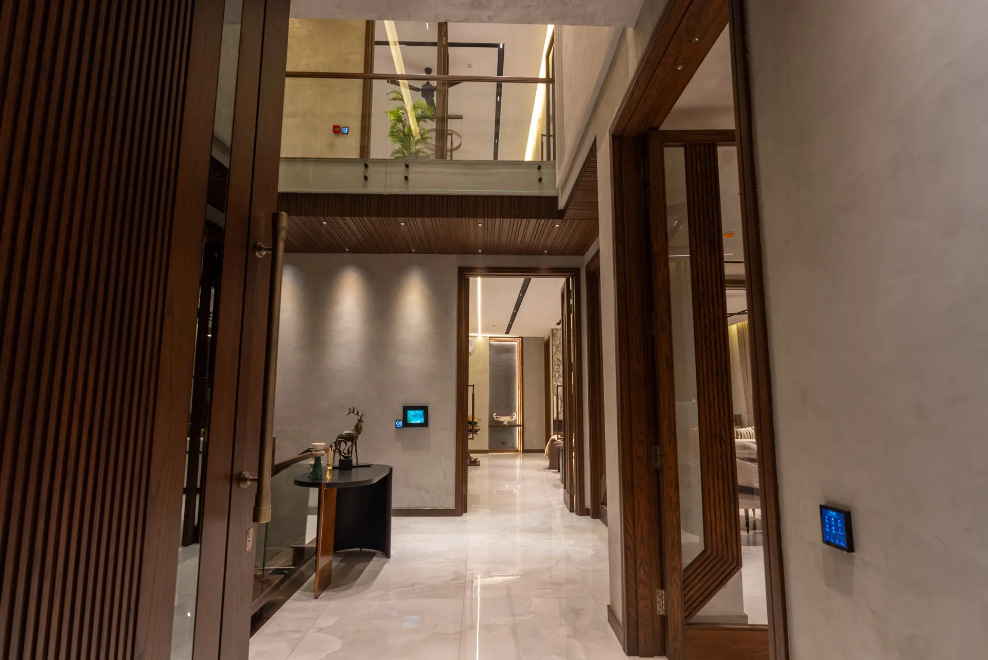 418-M foyer photograph 1