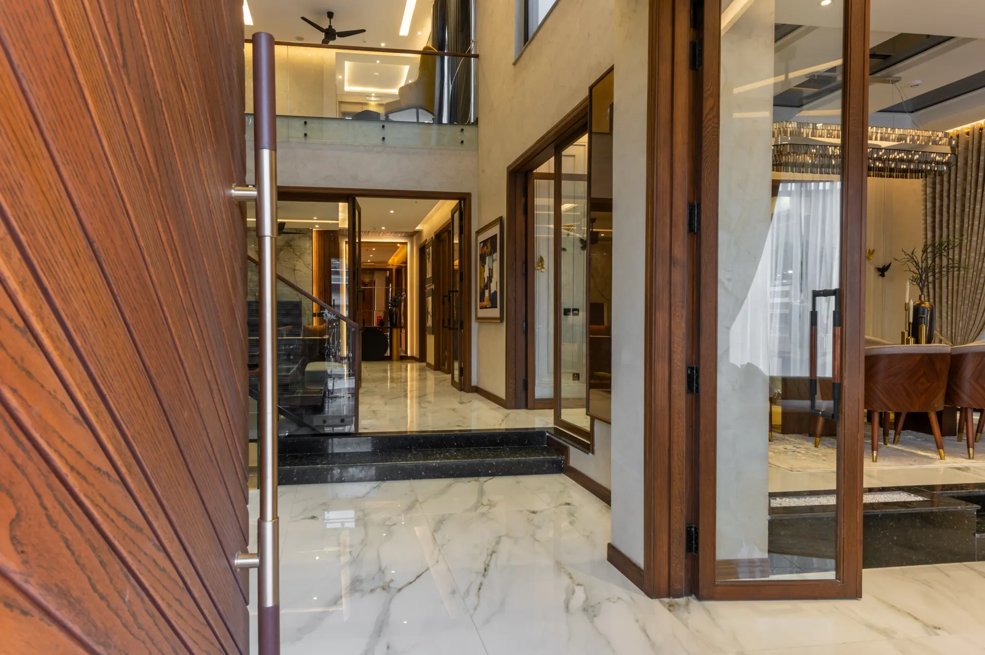 493-L foyer photograph 1