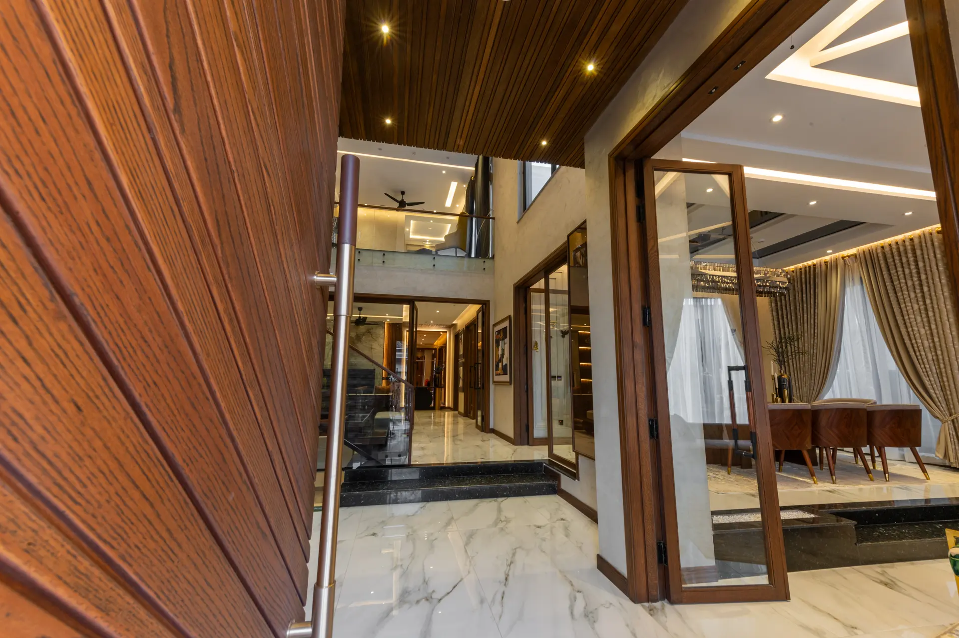 493-L foyer photograph 2