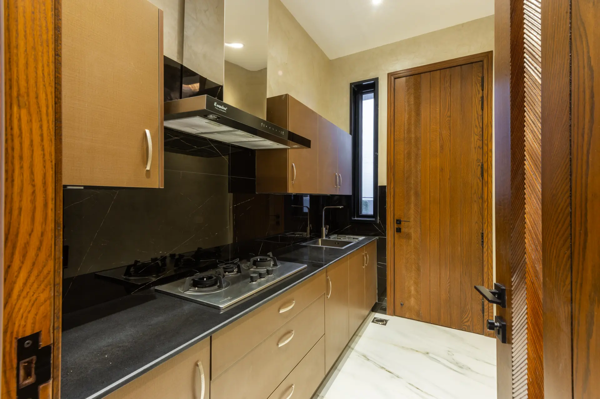 493-L kitchen photograph 3