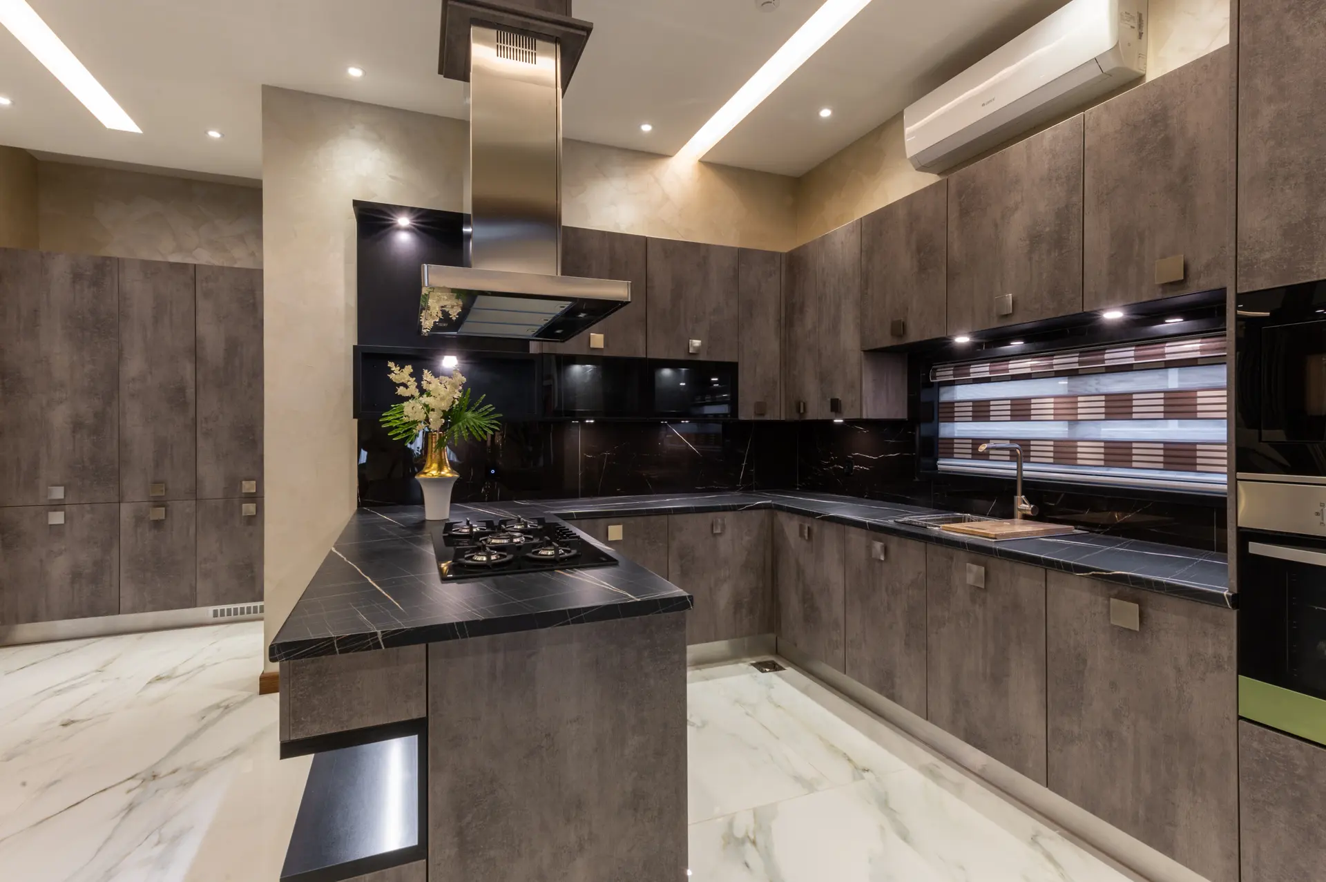 493-L kitchen photograph 5