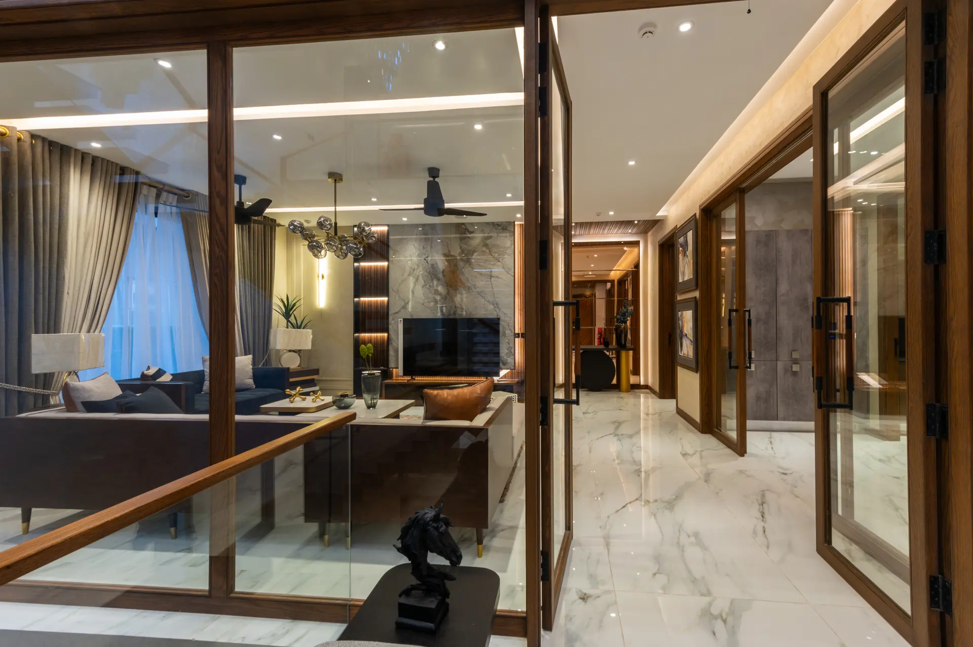 493-L lounge photograph 1