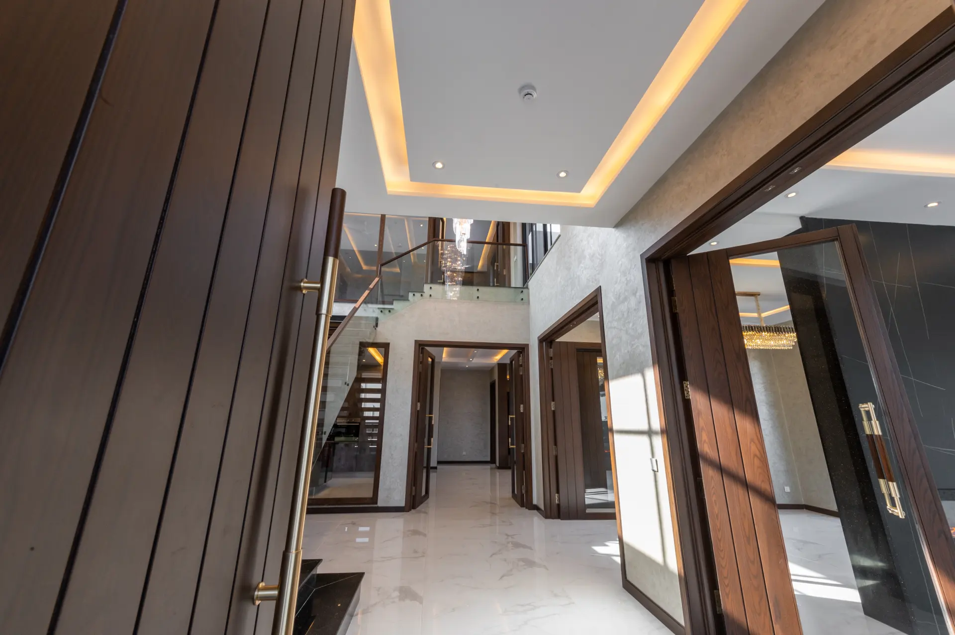 656-R foyer photograph 1