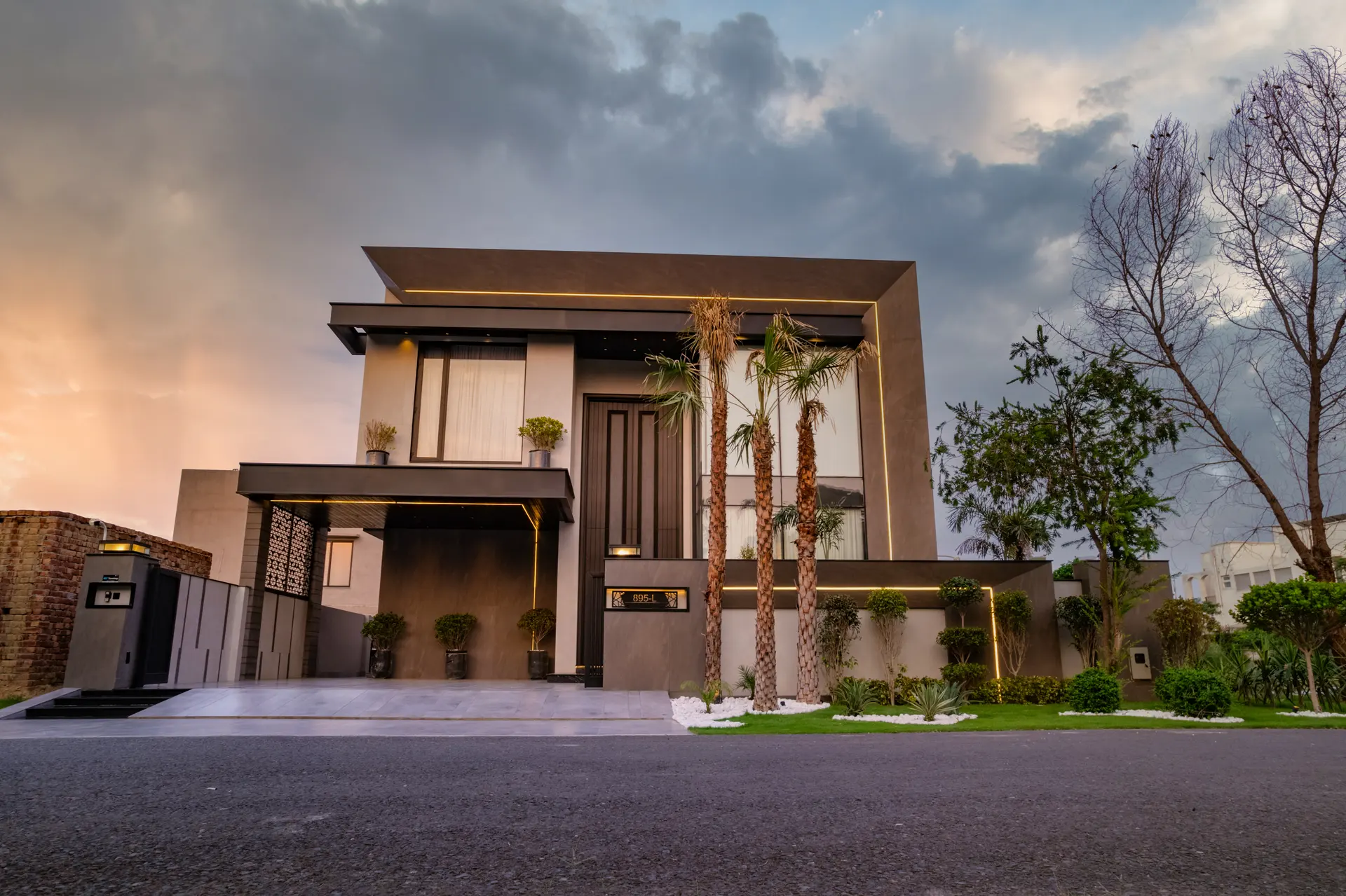 895-L — exterior photograph 3