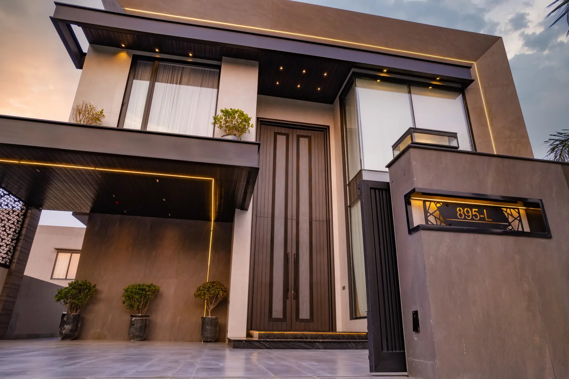 895-L — exterior photograph 7