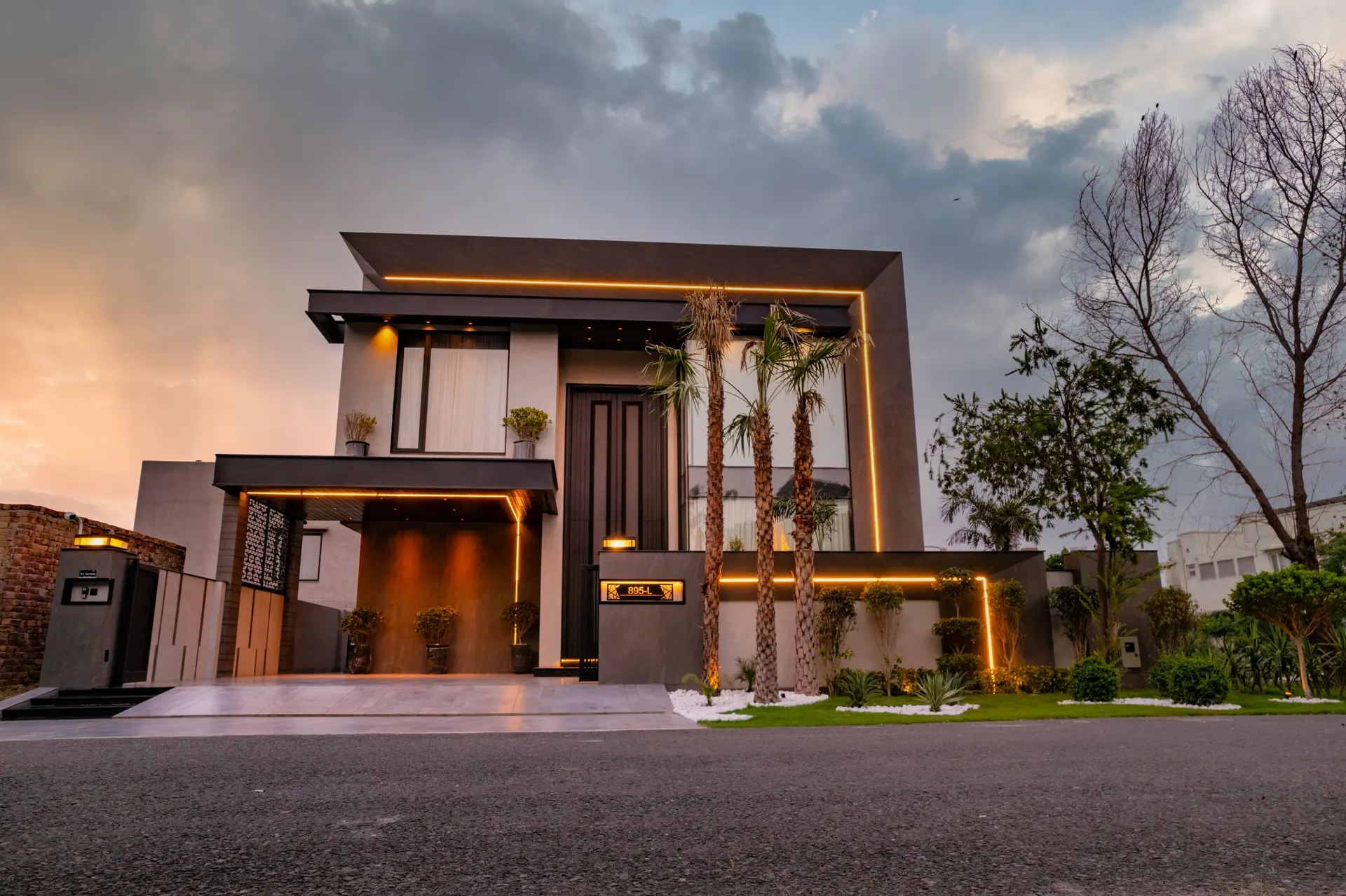 895-L — dusk exterior photograph 2
