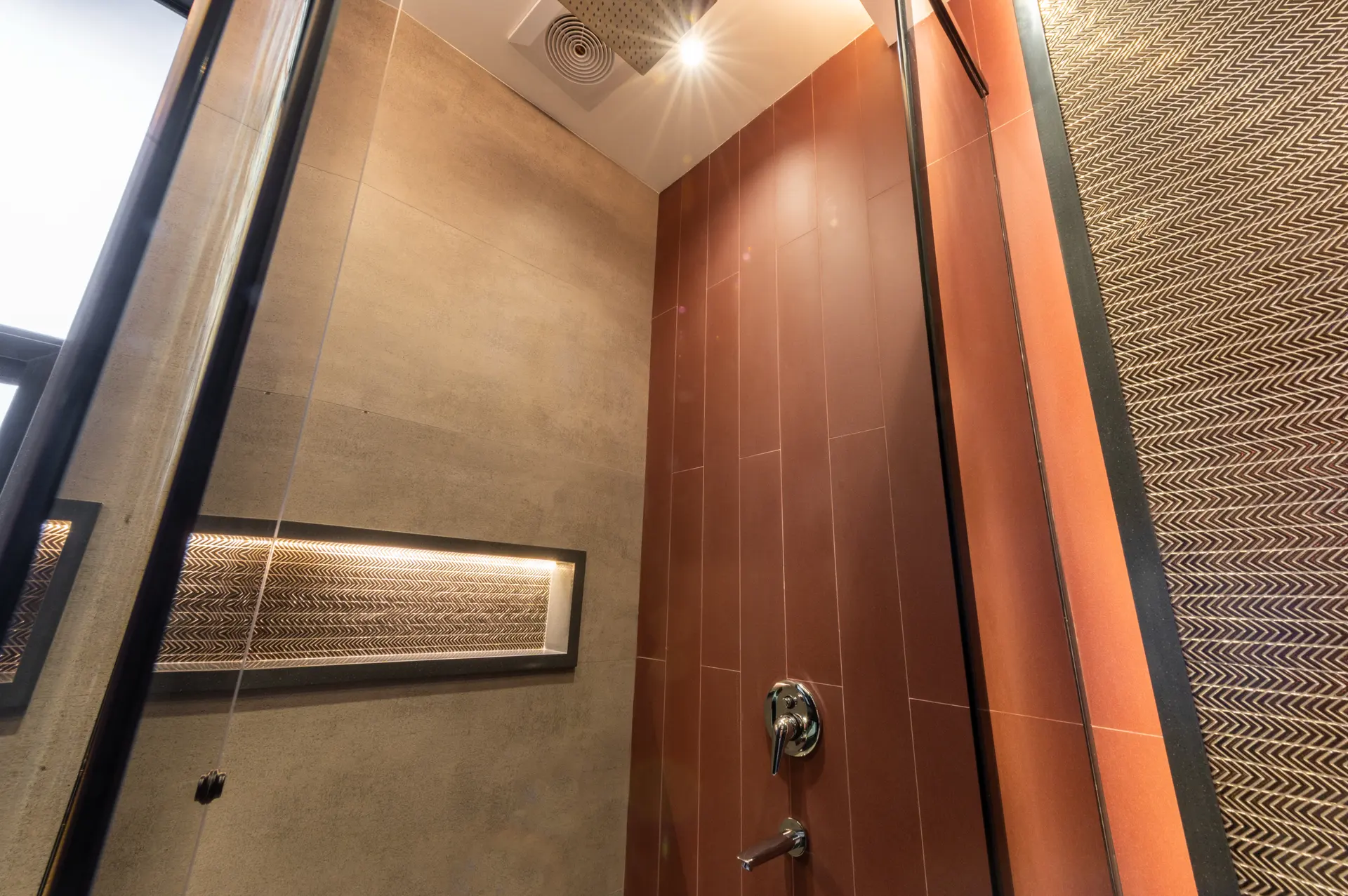 286-M bathroom photograph 2