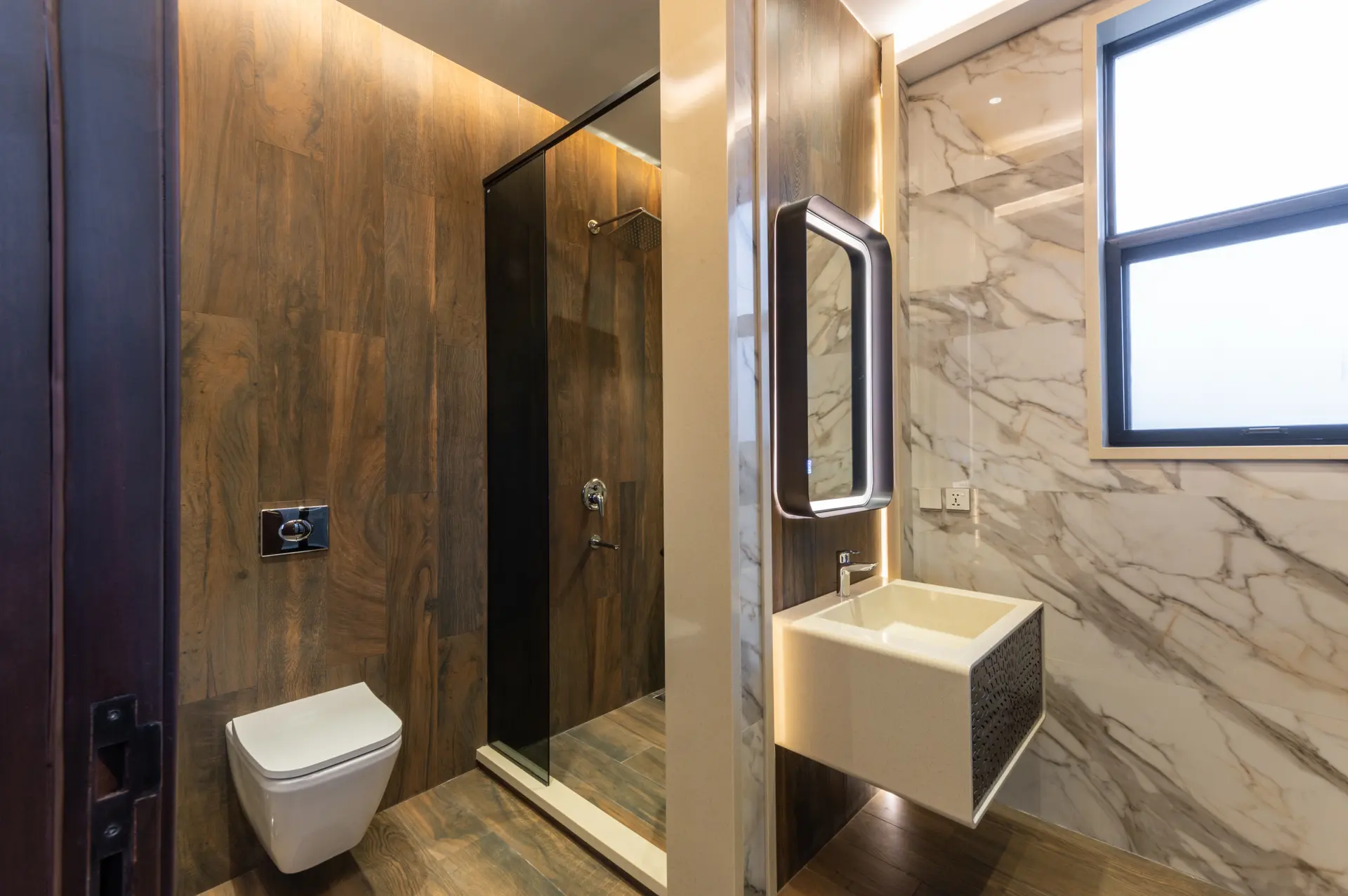 286-M bathroom photograph 4