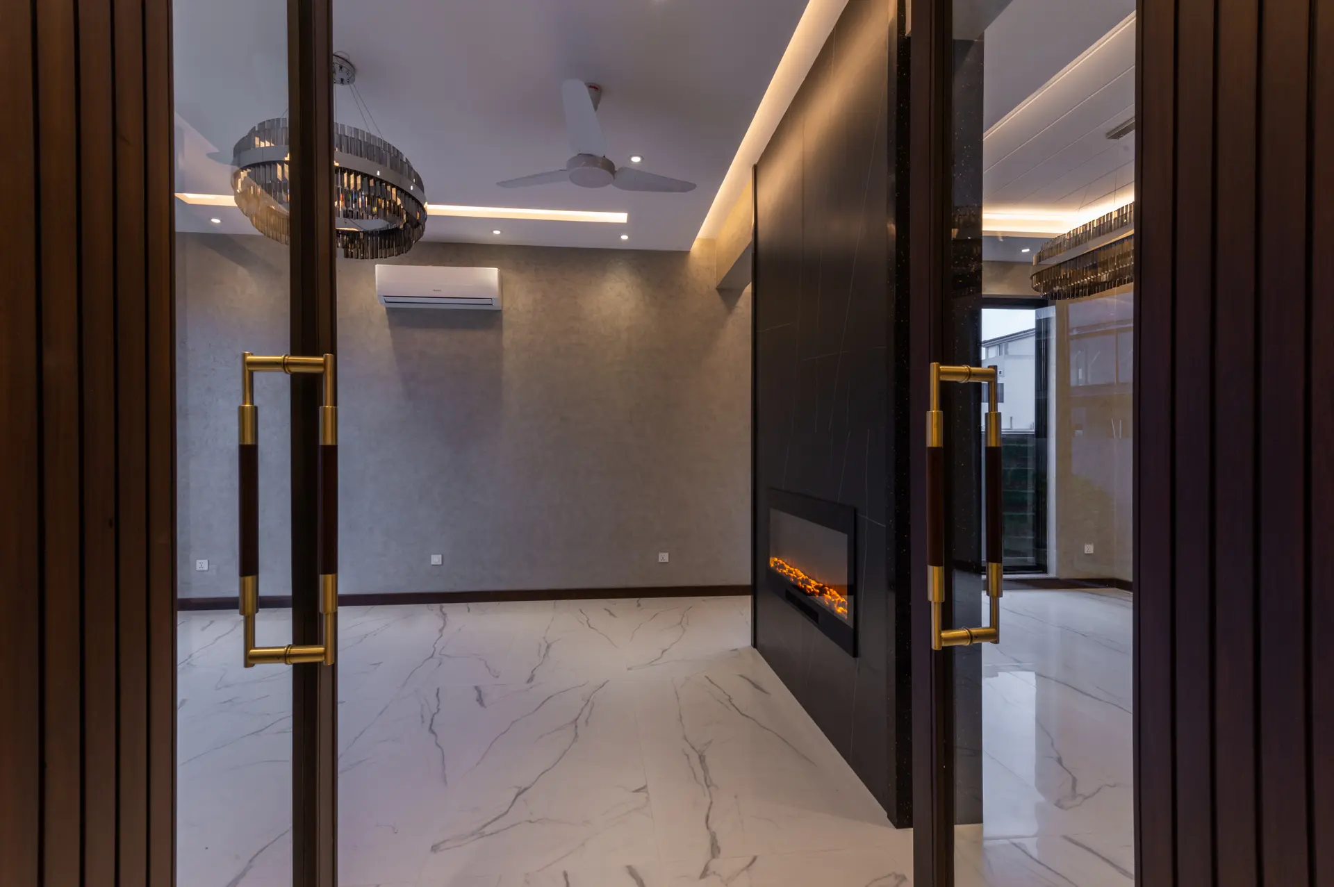 286-M foyer photograph 2