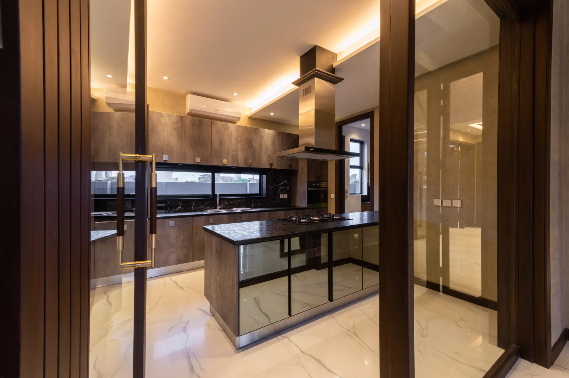 286-M kitchen photograph 1