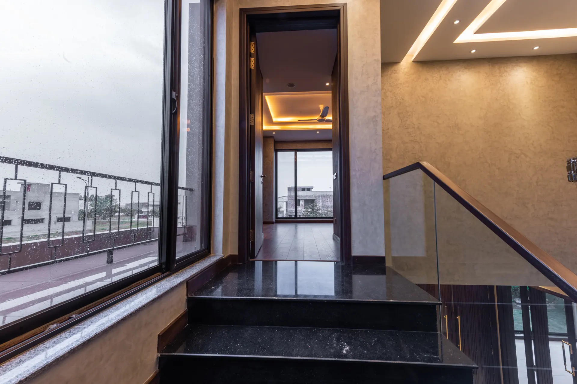 286-M staircase photograph 10