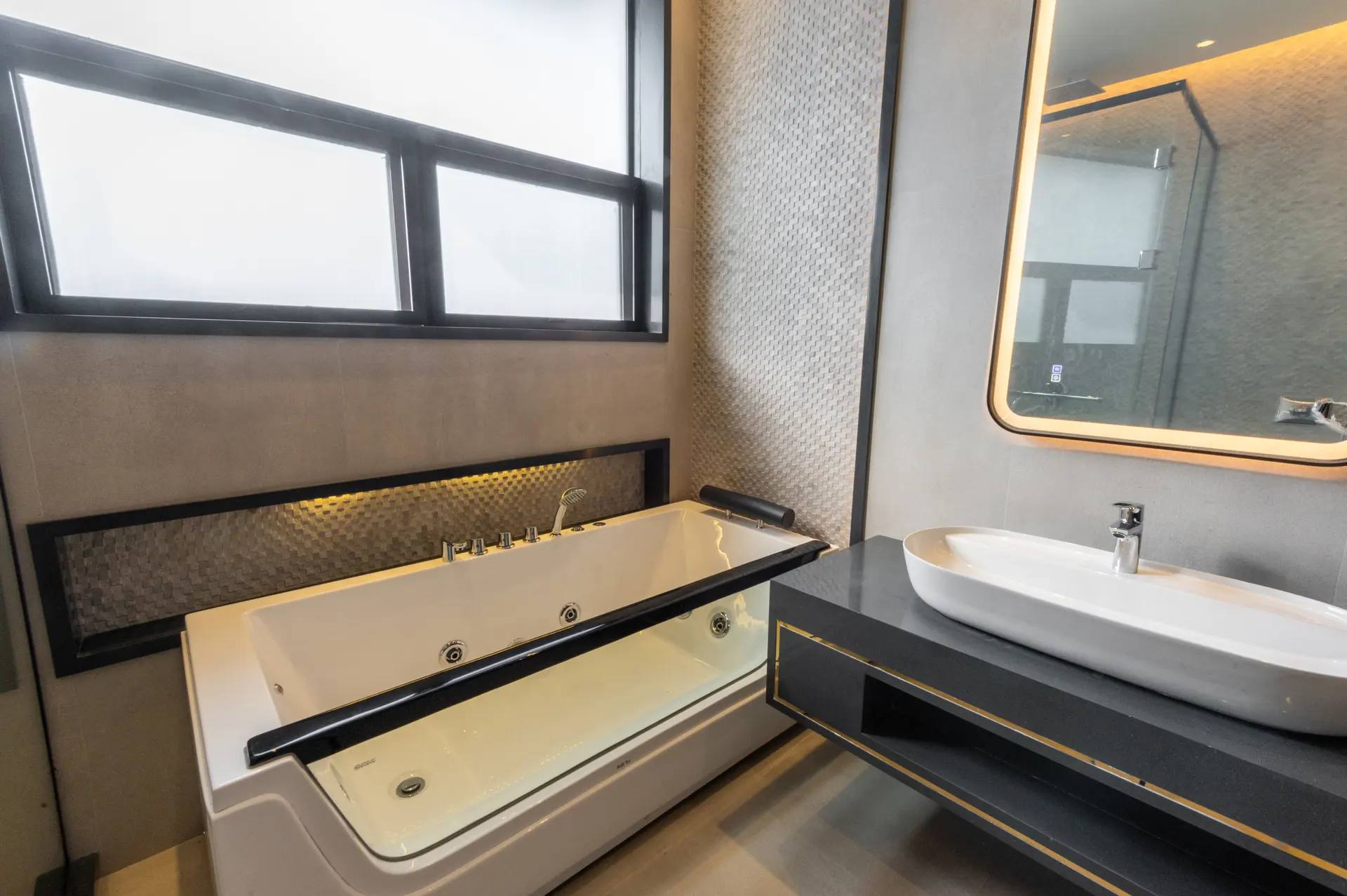 656-R bathroom photograph 1
