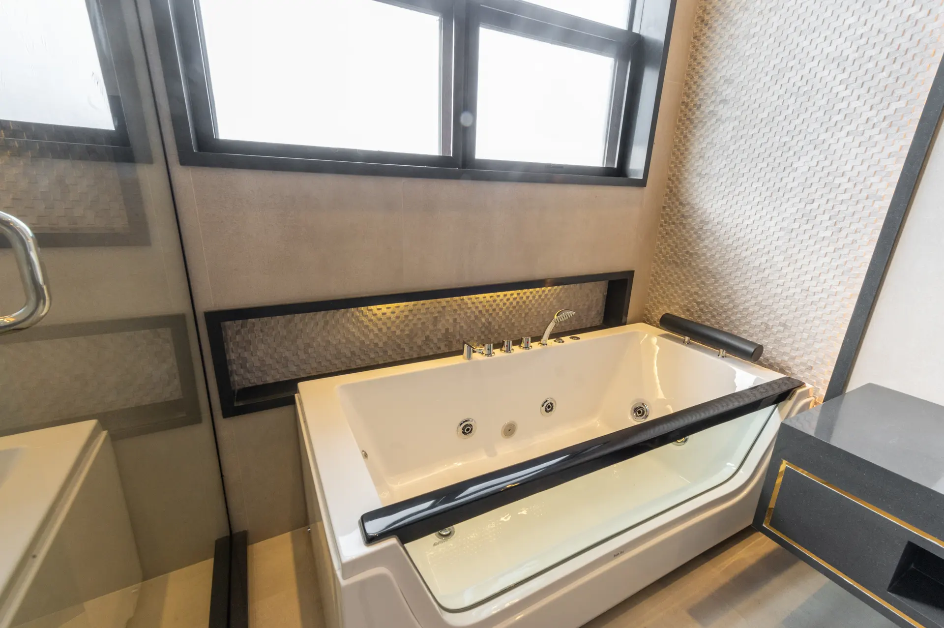 656-R bathroom photograph 2