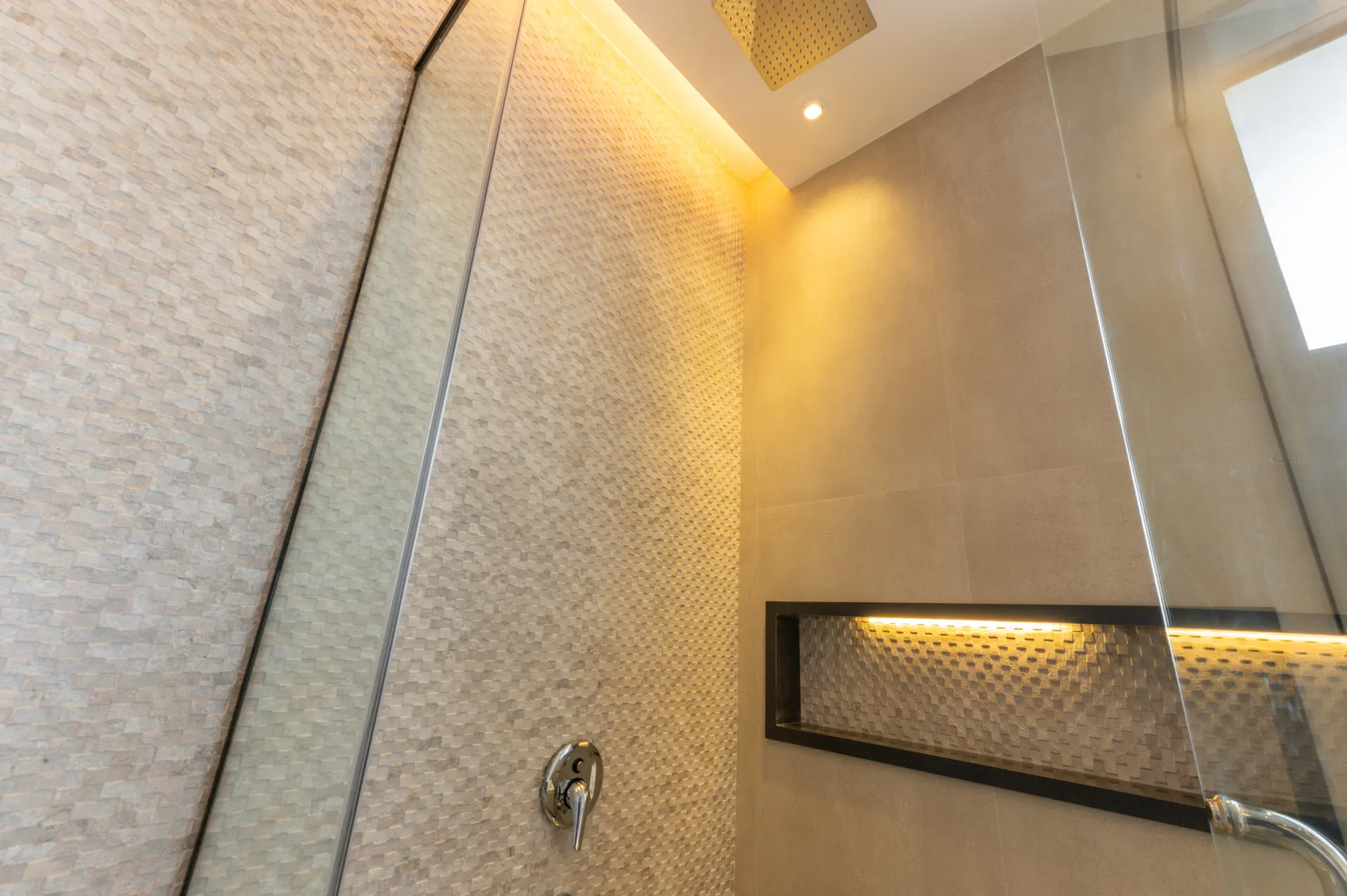 656-R bathroom photograph 3