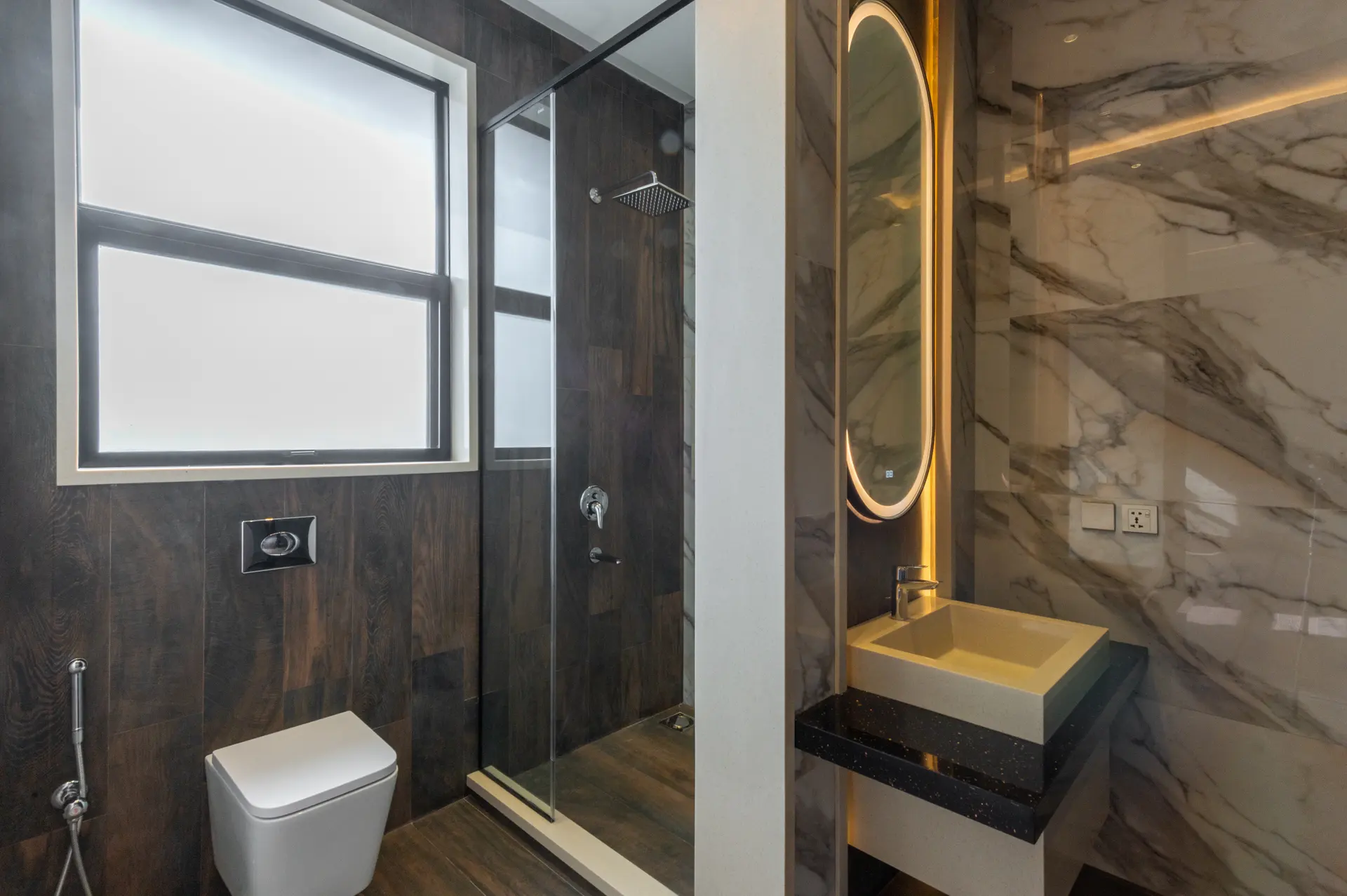 656-R bathroom photograph 4