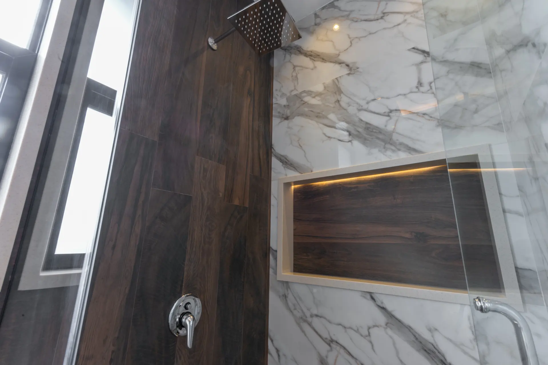 656-R bathroom photograph 5