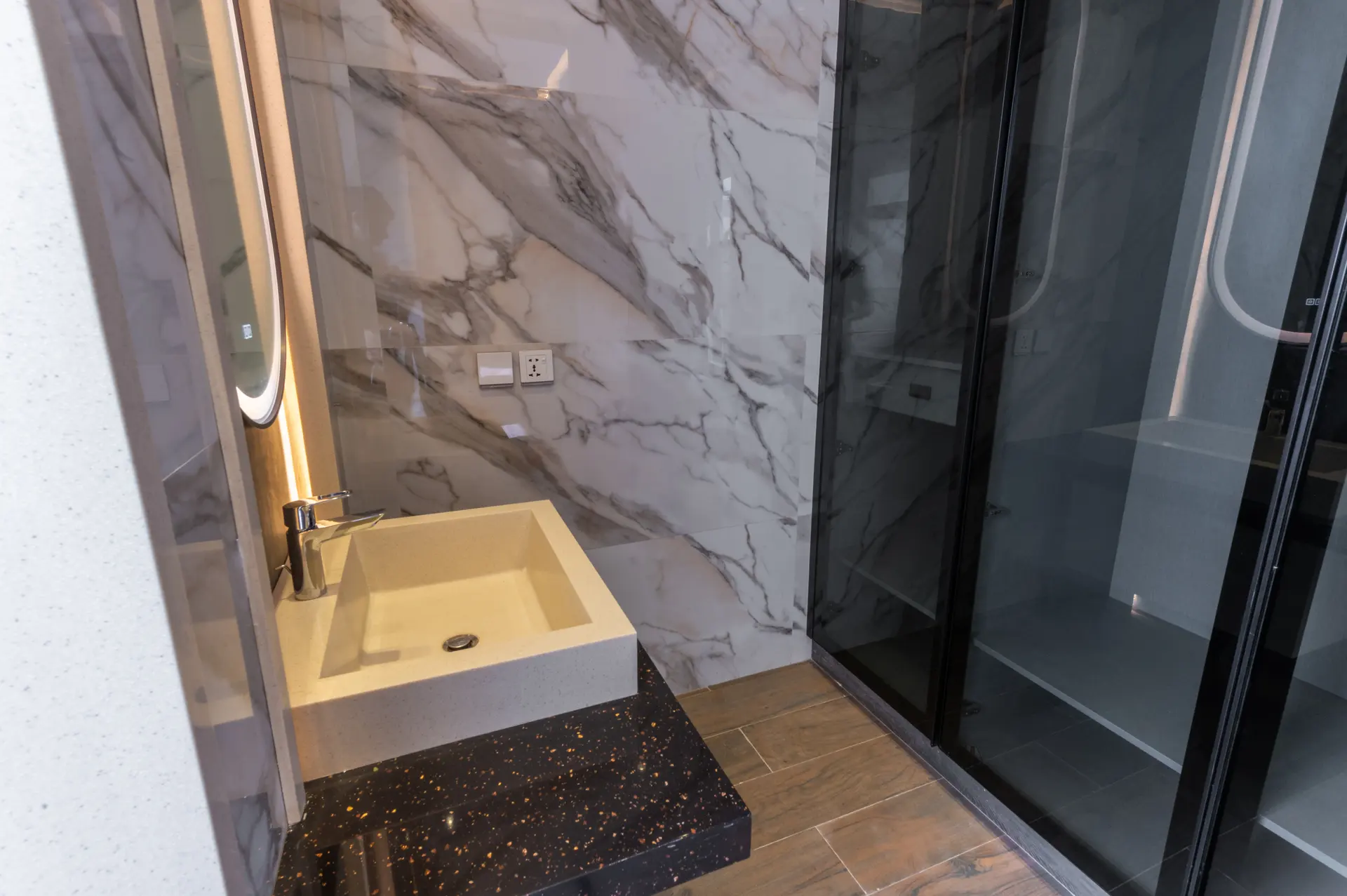 656-R bathroom photograph 6