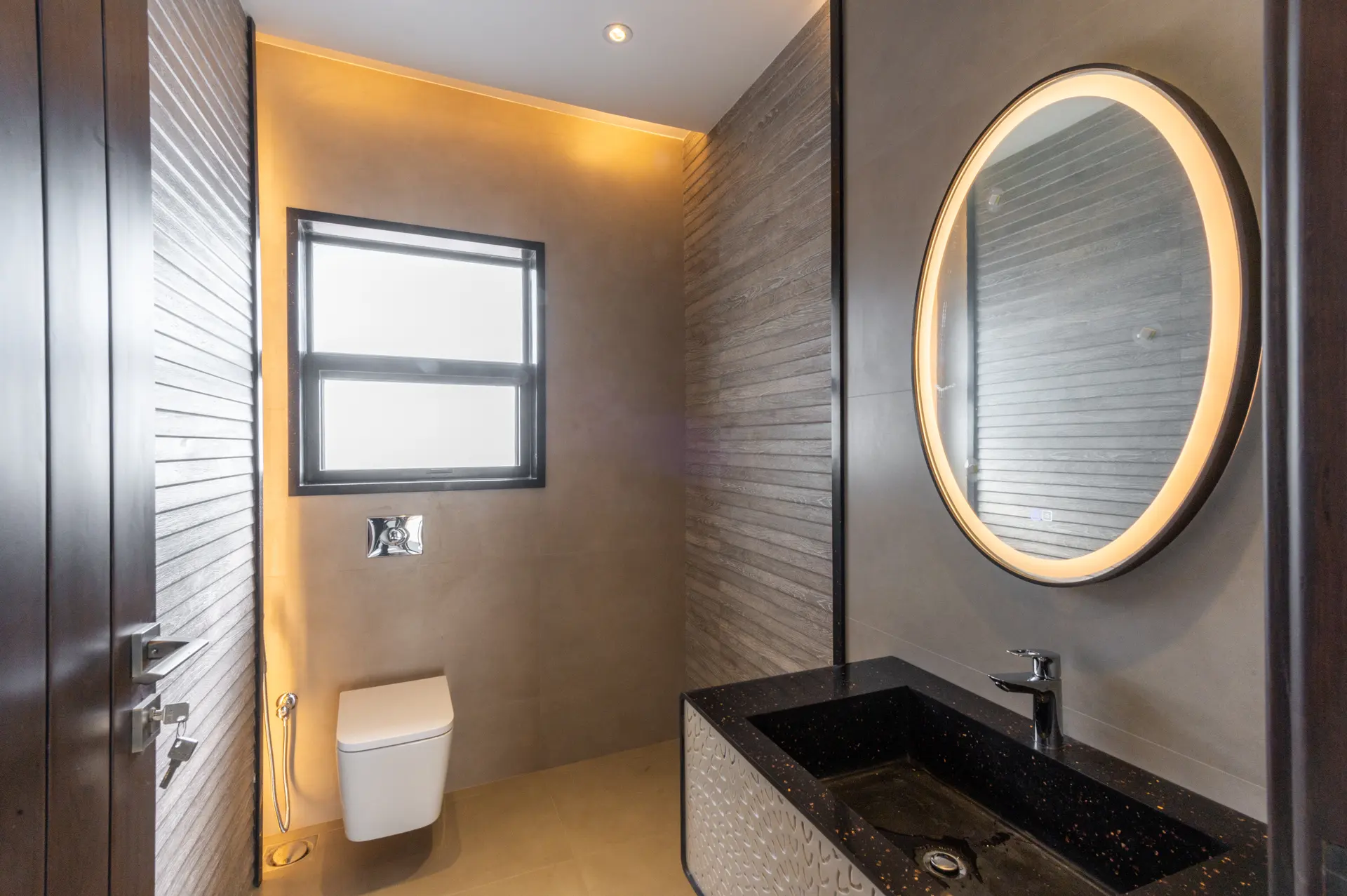 656-R bathroom photograph 7
