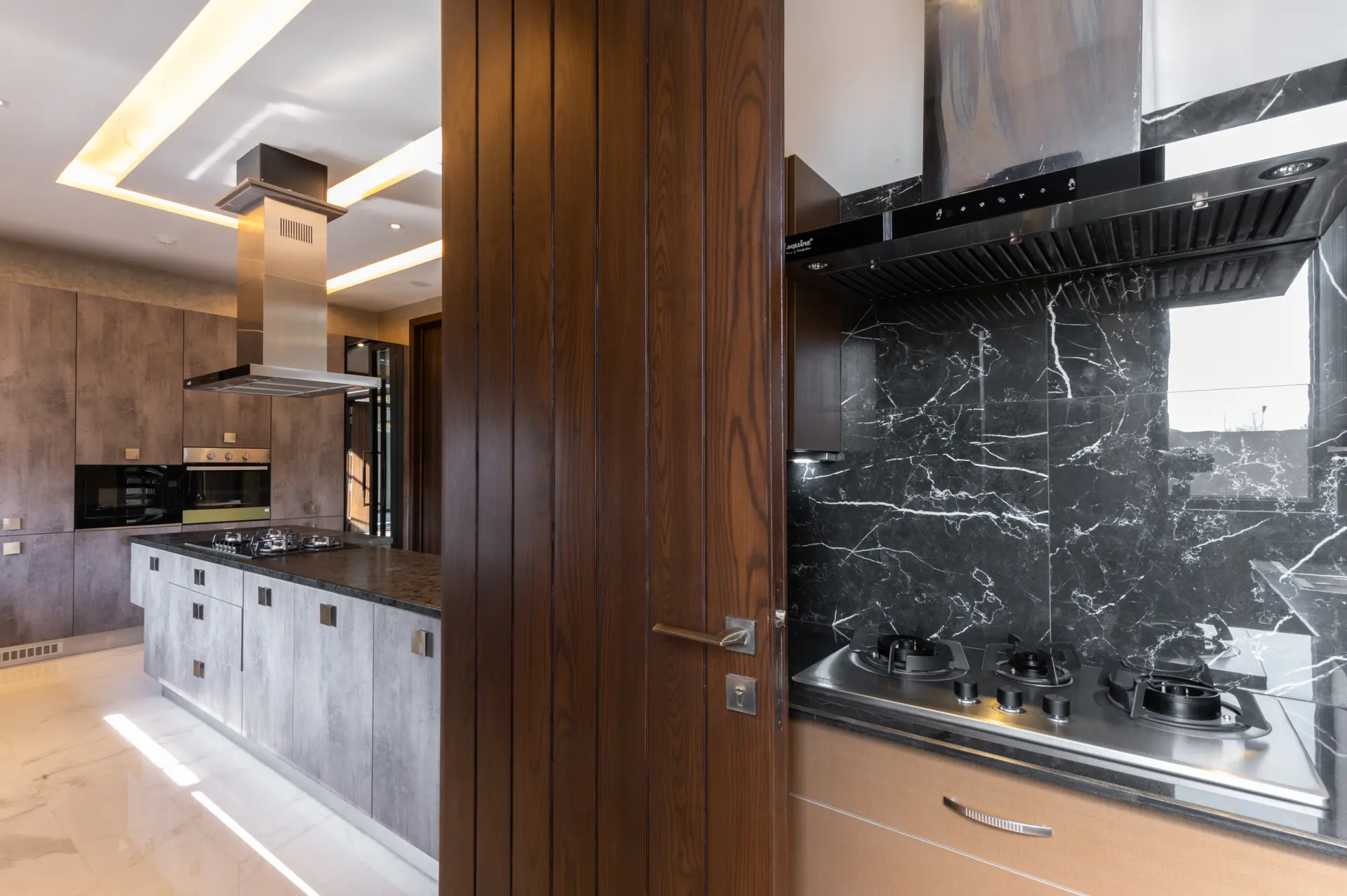 656-R kitchen photograph 2