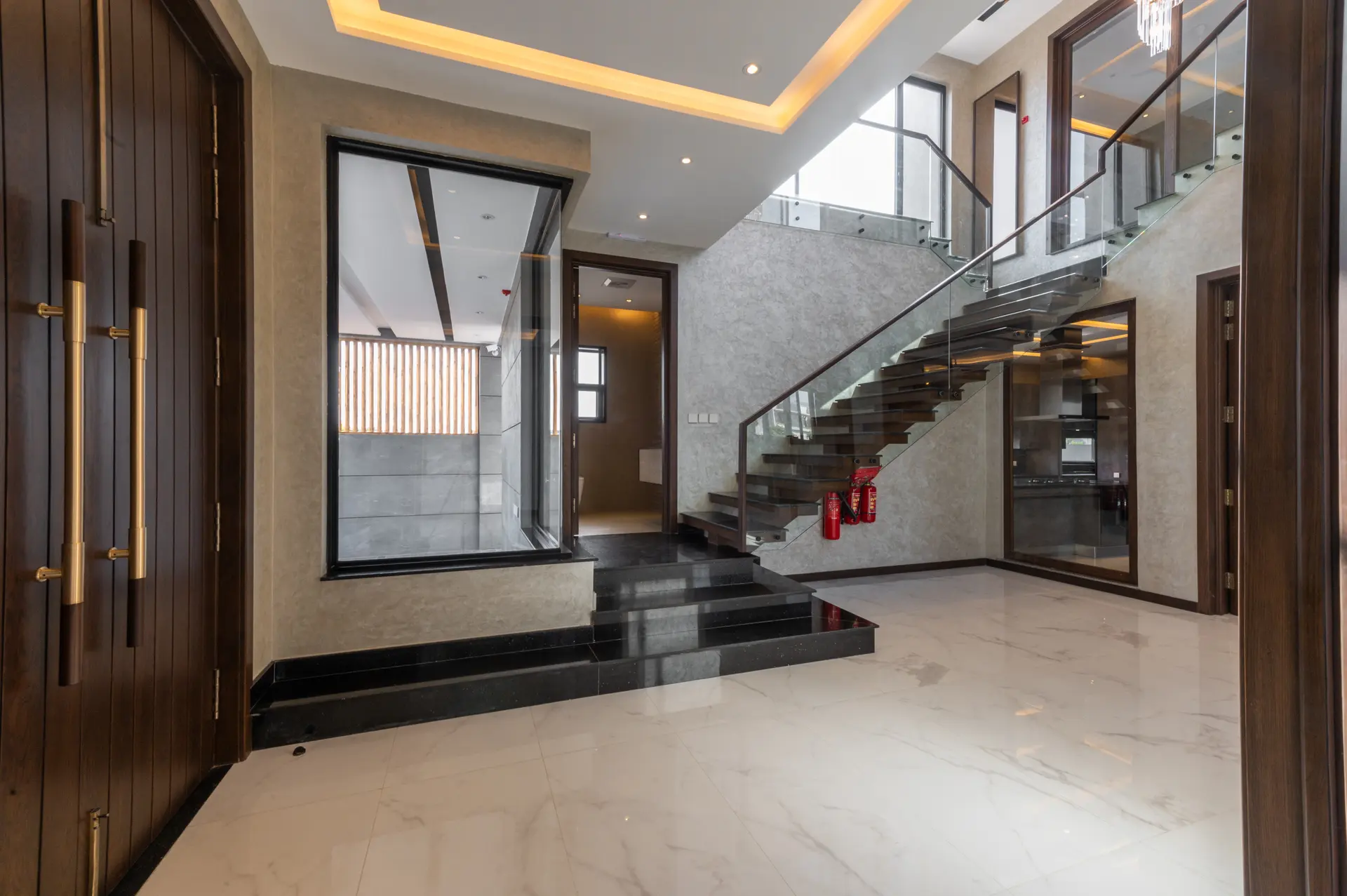 656-R staircase photograph 1