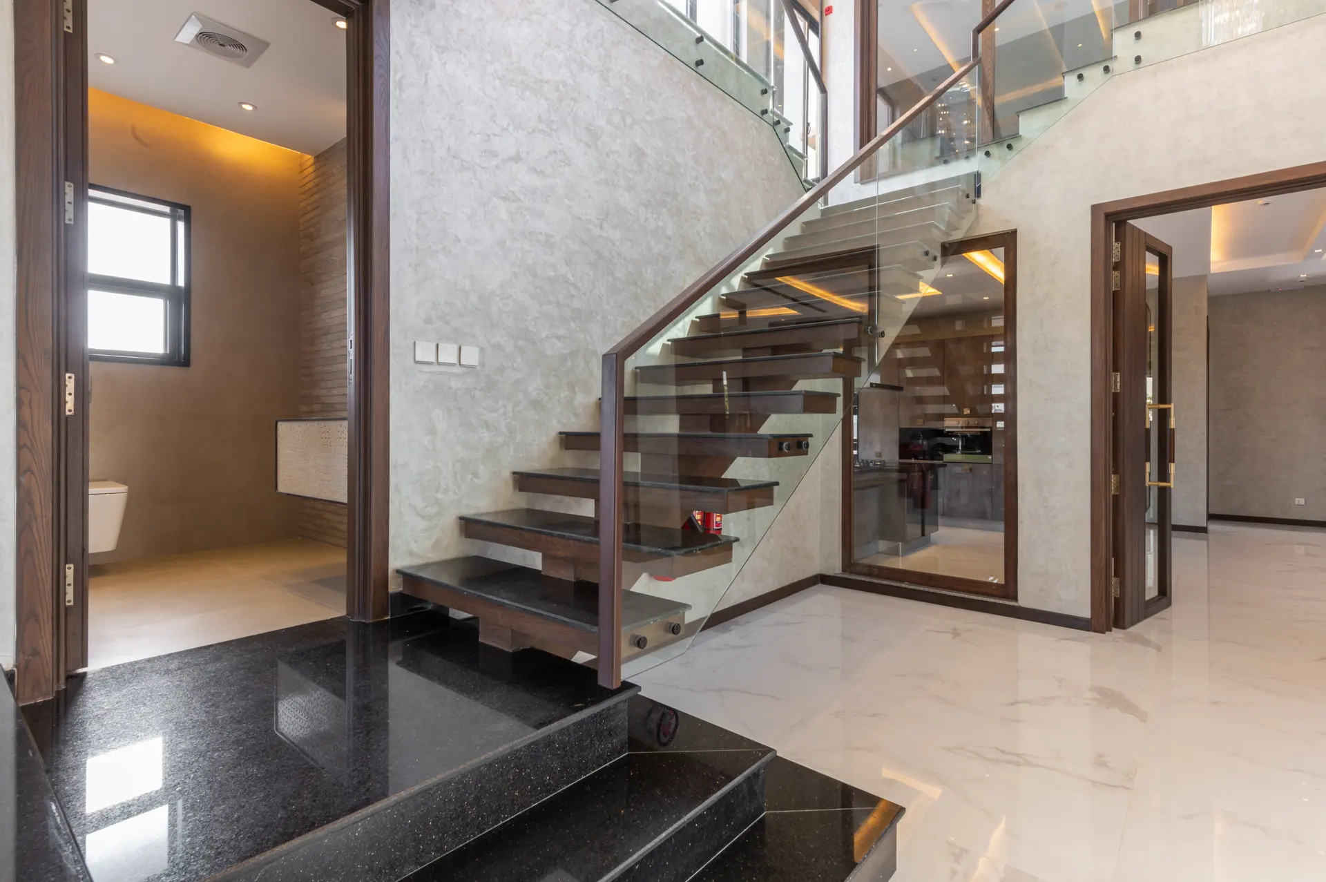 656-R staircase photograph 4