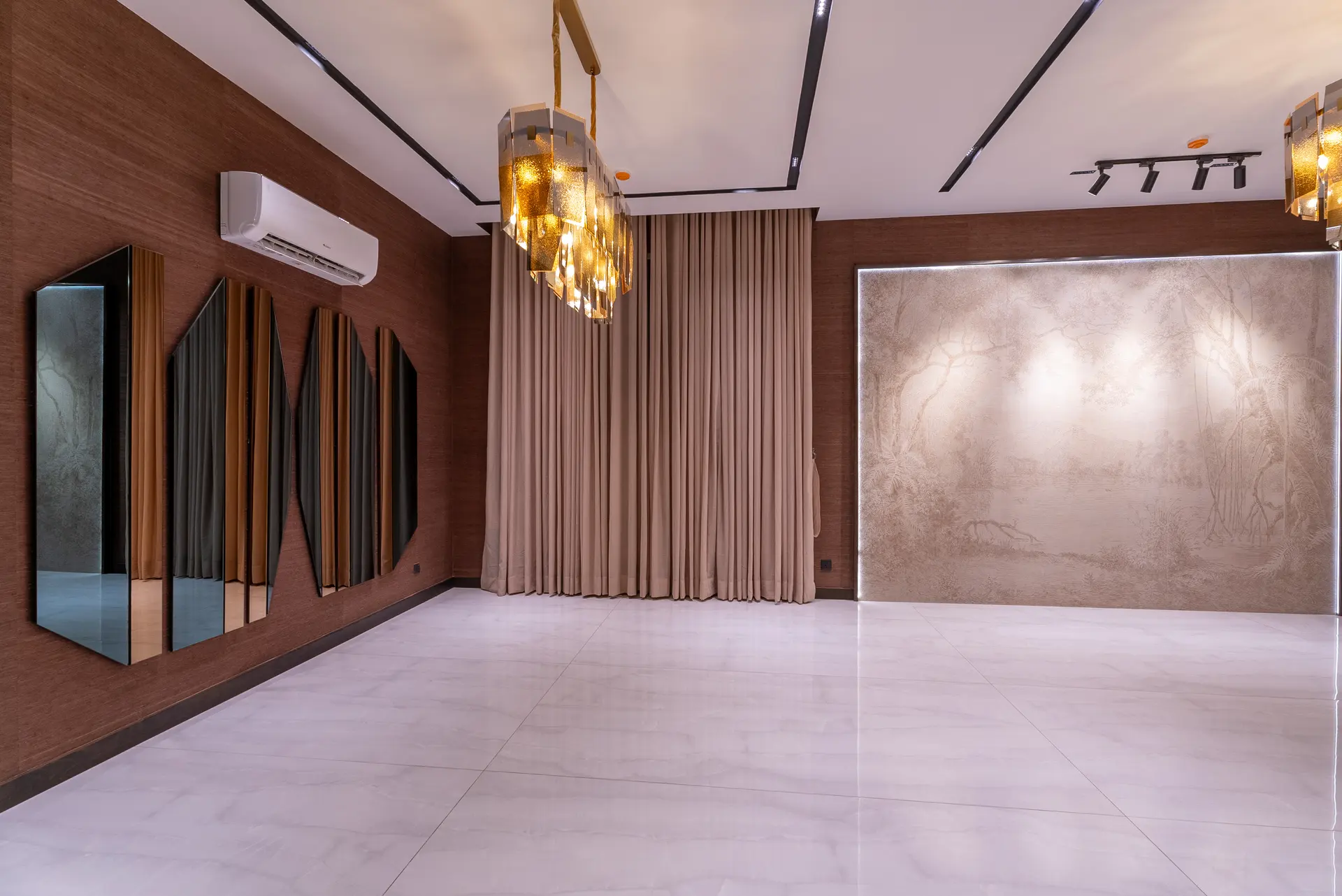 767-R lounge photograph 1
