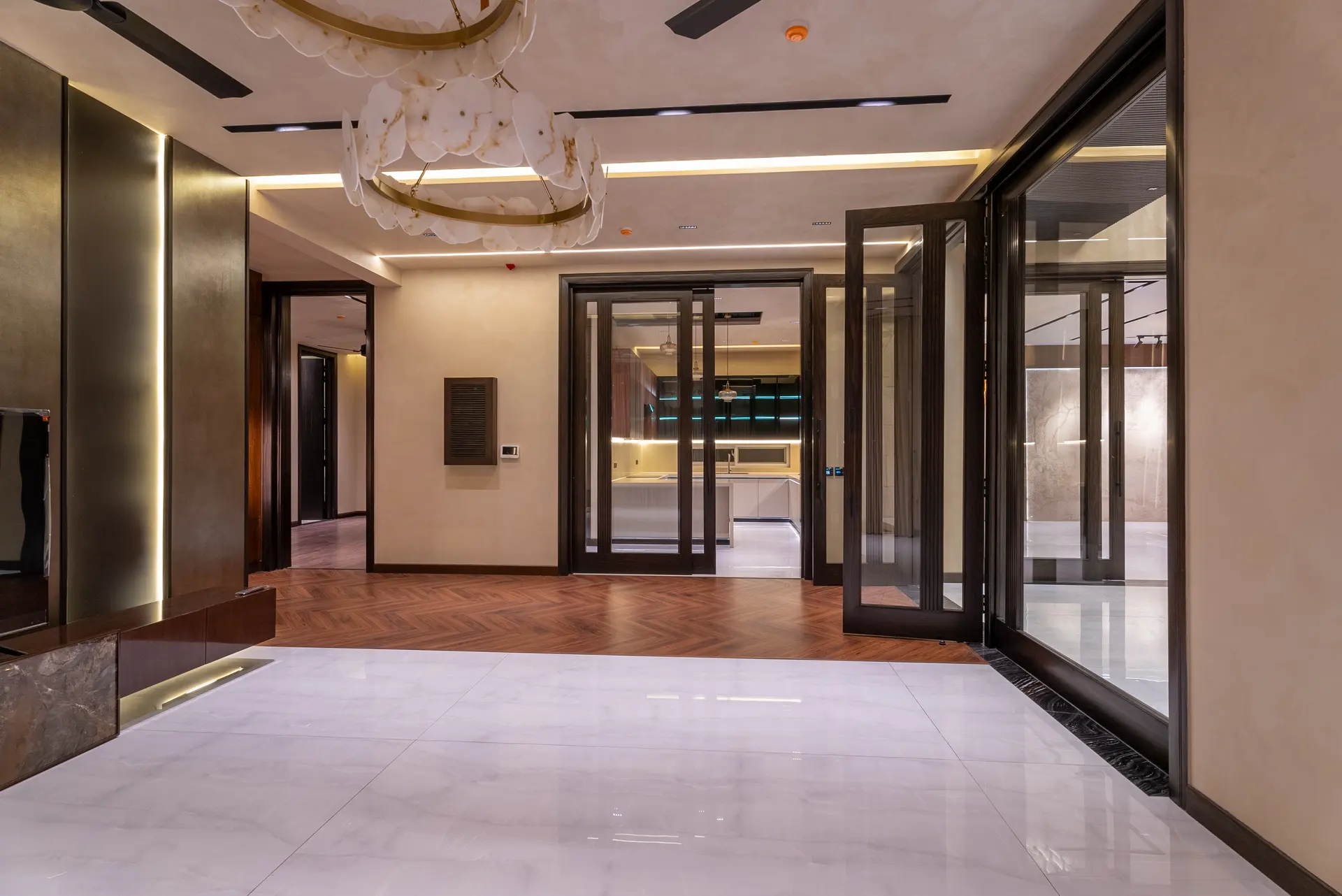 767-R lounge photograph 4